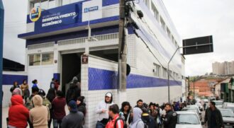 Na manhã desta segunda-feira, interessados pelas vagas formaram uma grande fila em Itapevi