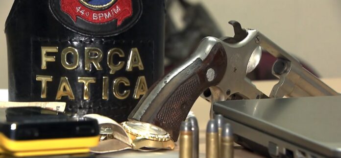 Com os criminosos a polícia encontrou vários objetos roubados, entre eles joias e um computador; prisão aconteceu no domingo