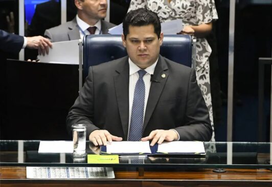 Liderados por Davi Alcolumbre, senadores cancelam votação da Previdência e vão ao STF