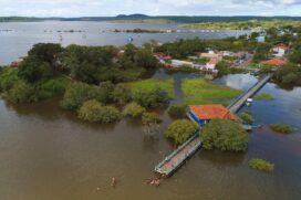Não tem como não se impressionar com a grandeza do rio Tapajós, que passa à direita de Alter do Chão. Ele é o responsável por criar as praias de água doce que foram eleitas as mais bonitas do mundo pelo jornal britânico The Guardian. Dá para ver os pés ao