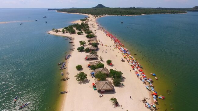 ILHA DO AMOR. São 10 km de areia branca, com quiosques e estrutura para receber os turistas. Na maré baixa, dá pra ir a pé, saindo de Alter do Chão. Na época de cheia, a faixa de areia some e só se vê as árvores e os quiosques. É outro local disputado pa