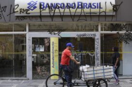 Na rua 24 de Maio, lojas, bancos, prédios residenciais e até uma parede do Municipal foram pichados