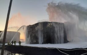 Bombeiros levam 6h30 para apagar incêndio na Revap em São José dos Campos, no interior de SP