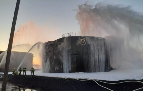 Bombeiros levam 6h30 para apagar incêndio na Revap em São José dos Campos, no interior de SP