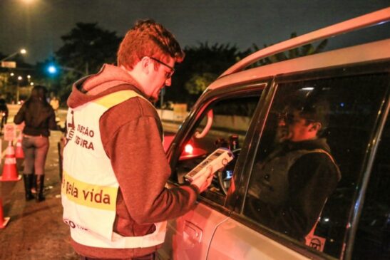 GRANDE SP_OPERAÇÃO DIREÇÃO SEGURA INTEGRADA EM SÃO CAETANO DO SUL FISCALIZA 352 VEÍCULOS E AUTUA 30 PESSOAS_Junior Camargo-PMSCS