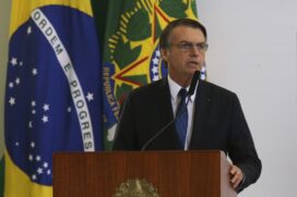 Bolsonaro voltou a fazer críticas ao cacique Raoni Metuktire, que segundo ele "vive tomando champanhe" em países europeus