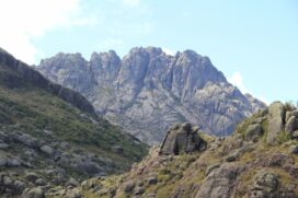 O Pico das Agulhas Negras fica dentro do Parque Nacional do Itatiaia, tem quase 3 mil metros de altitude e atrai visitantes que gostam do clima de serra e praticantes do montanhismo