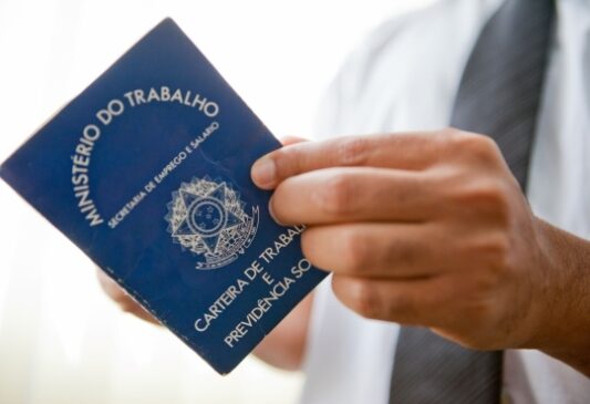 Taxa de desemprego no Brasil fica em 7,7%