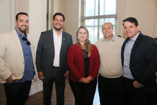 Prefeito de Caraguatatuba (de camisa branca) ao lado de secretários e representantes do comércio