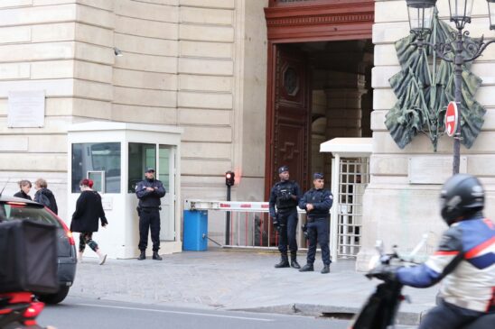 Um homem invadiu a sede do comando da polícia em Paris, ontem, matou quatro guardas a facadas e morreu após ser baleado