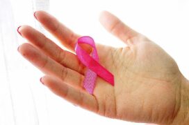 A iniciativa visa orientar a população sobre a importância da prevenção e demonstrar apoio às mulheres em tratamento