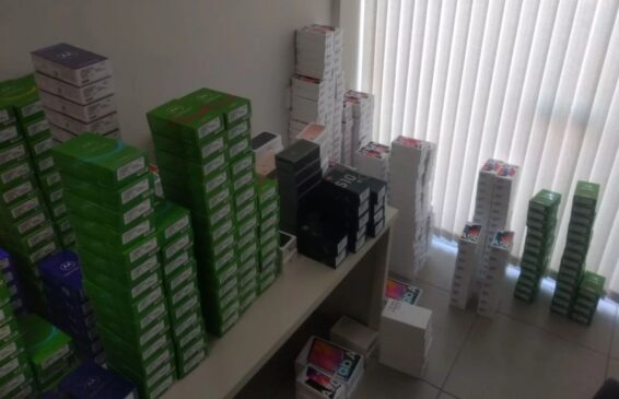 Denúncia anônima fez a polícia chegar até o local e prender o suspeito; polícia ainda procura por um outro suspeito de participar da ação