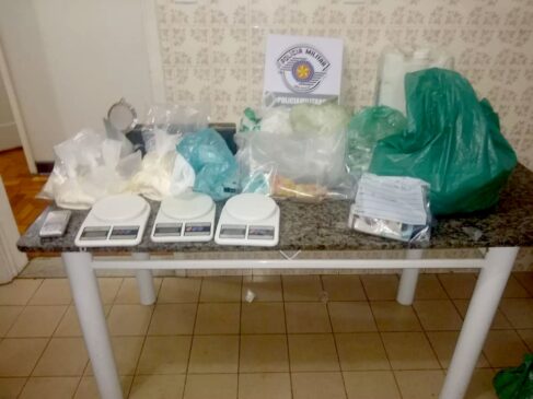 Policiais encontraram mais de R$ 3 mil em dinheiro, pouco mais de três quilos de cocaína, balanças de precisão e celulares