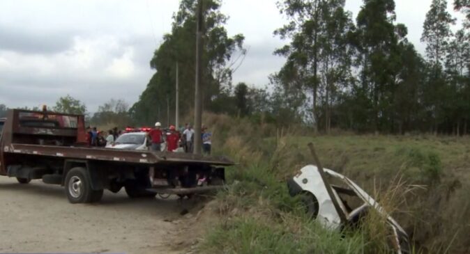 Carro com as vítimas estava desaparecido desde a noite de domingo e foi encontrado no interior de uma vala com água