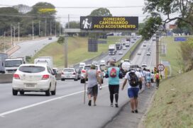 Romeiros caminham pelo acostamento da rodovia Presidente Dutra, no munic&iacute;pio de Taubat&eacute; (SP), ruma ao Santu&aacute;rio Nacional de Nossa Senhora Aparecida