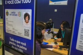 O cartão reúne informações dos moradores e também dá acesso a serviços públicos e benefícios; atendimento precisa ser agendado