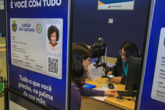 O cartão reúne informações dos moradores e também dá acesso a serviços públicos e benefícios; atendimento precisa ser agendado