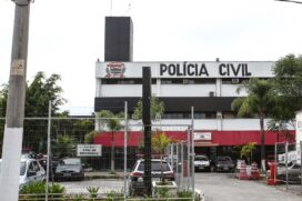 Homem foi algemado e colocado em uma viatura; em seguida, foi levado ao 73º DP, no Jaçanã
