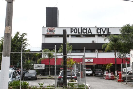Homem foi algemado e colocado em uma viatura; em seguida, foi levado ao 73º DP, no Jaçanã