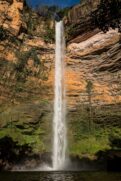 Véu de Noiva. A queda d'água impressiona pela altura: 86 metros que se destacam ao longe. Ela só pode ser vista do mirante, que está aberto o ano todo e não precisa de guia. É um dos pontos mais fotografados e admirados do Parque da Chapada dos Guimarães