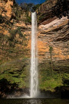 Véu de Noiva. A queda d'água impressiona pela altura: 86 metros que se destacam ao longe. Ela só pode ser vista do mirante, que está aberto o ano todo e não precisa de guia. É um dos pontos mais fotografados e admirados do Parque da Chapada dos Guimarães