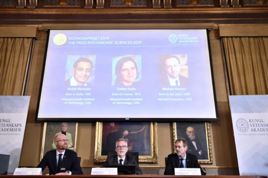 Trio ganha Nobel de Economia por abordagem experimental para aliviar pobreza global; resultado da premiação saiu ontem