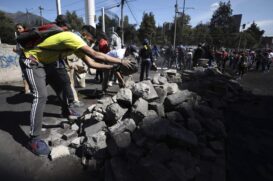 Voluntários desmontam barricadas após o fim dos violentos protestos contra o governo, em Quito