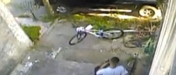 Quatro menores assaltam morador e fogem de bicicleta no Jd América