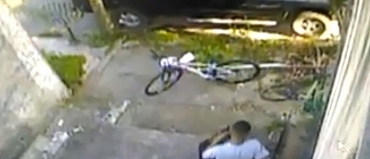 Quatro menores assaltam morador e fogem de bicicleta no Jd América
