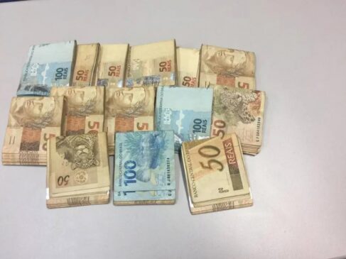 Dinheiro, em notas de R$ 50 e R$ 100, foi encontrado em um armário na sala do ex-prefeito