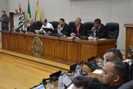 Vereadores durante a sessão da Câmara do dia 9 de outubro; Carlinhos é o primeiro à esquerda