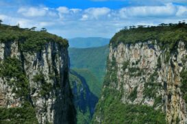 O cânion Itaimbezinho é o mais famoso de Cambará do Sul. O paredão rochoso tem 720 metros de altura e 6 km de comprimento. Ao fazer algumas das trilhas ao longo do cânion, é possível ver belas quedas d'água.