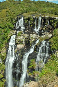 Cânion Fortaleza. Vários são os atrativos desse cânion: paredões de 900 m de altura, 1,5 km de largura e 7,5 km de comprimento. É lá que está a cachoeira do Tigre Preto (foto), e fazer uma caminhada para chegar na parte de baixo e curtir o banho de água g