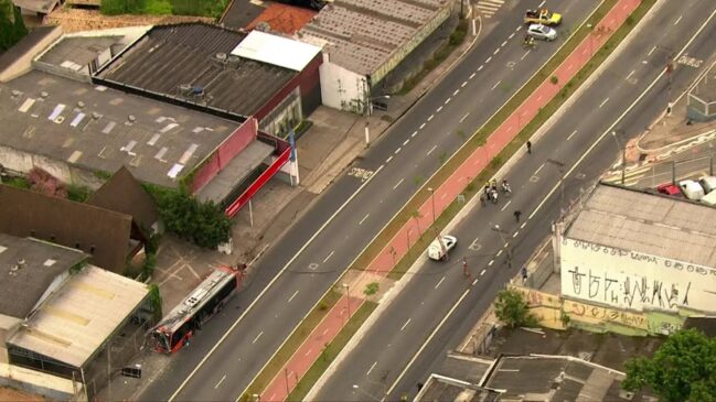 À polícia, o motorista do ônibus alegou ter passado mal enquanto dirigia; não foi divulgada a velocidade do veículo