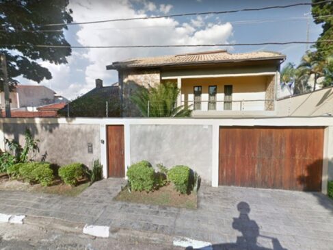 Entre os imóveis, destaca-se um sobrado de 644 m², com piscina, no Jardim Santa Marcelina