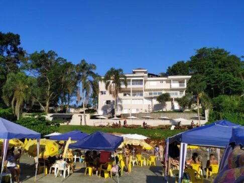 A equipe constatou que o estabelecimento lança efluentes diversos de cozinha diretamente na costeira e no mar