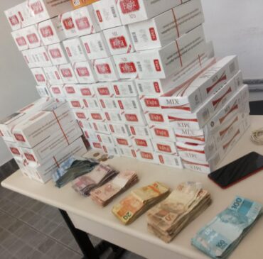 Ao todo, foram apreendidas 77 caixas e mais de R$ 7 mil em espécie; criminoso distribuía cigarros falsificados nos bares da região