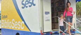 O BiblioSesc, projeto de incentivo à leitura, oferece gratuitamente o empréstimo e consulta de livros, jornais e revistas