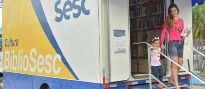 O BiblioSesc, projeto de incentivo à leitura, oferece gratuitamente o empréstimo e consulta de livros, jornais e revistas