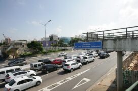 Sem passarela, moradores e comerciantes dizem que muitos arriscam a vida ao atravessar a avenida