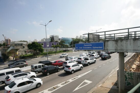 Sem passarela, moradores e comerciantes dizem que muitos arriscam a vida ao atravessar a avenida