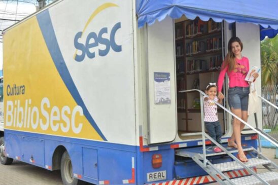O BiblioSesc, projeto de incentivo à leitura, oferece gratuitamente o empréstimo e consulta de livros, jornais e revistas