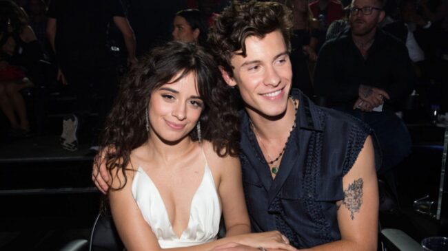 "Quando você ia me contar?" Camila Cabello brinca com a notícia de que ela e Shawn Mendes estavam separados.