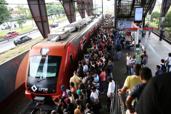 SÃO PAULO,SP,11.04.2017:CPTM-LINHA-5-LILÁS - Movimentação intensa de passageiros na estação Santo Amaro, Linha 5-Lilás da CPTM, em São Paulo (SP), na manhã desta terça-feira (11). Traba