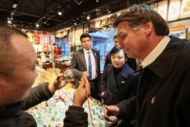 O presidente Jair Bolsonaro está em Pequim e nesta quinta-feira visitou o comércio local