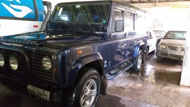 O lote com maior lance mínimo é de uma Defender 110 CSW5L, ano 2002, modelo 2003