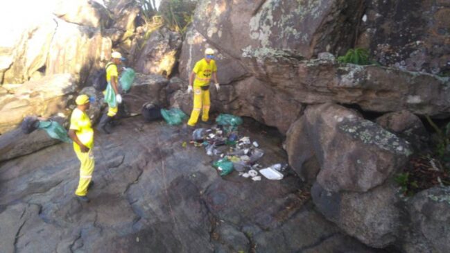 Durante esta semana a equipe continuará as limpezas em toda orla da praia do Centro até o sul da cidade de Caraguatatuba