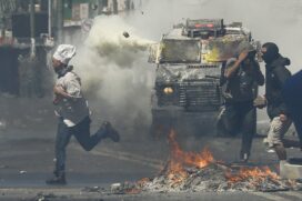 Manifestante entram em confronto com a polícia durante protesto contra o governo em Valparaíso, no Chile