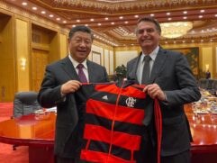 O presidente Jair Bolsonaro encerrou sua visita oficial a China com poucos resultados concretos e nenhum grande negócio; na sexta, Bolsonaro presenteou Xi Jiping com agasalho do Flamengo
