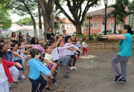 Crian&ccedil;as praticando gin&aacute;stica laboral (arquivo)